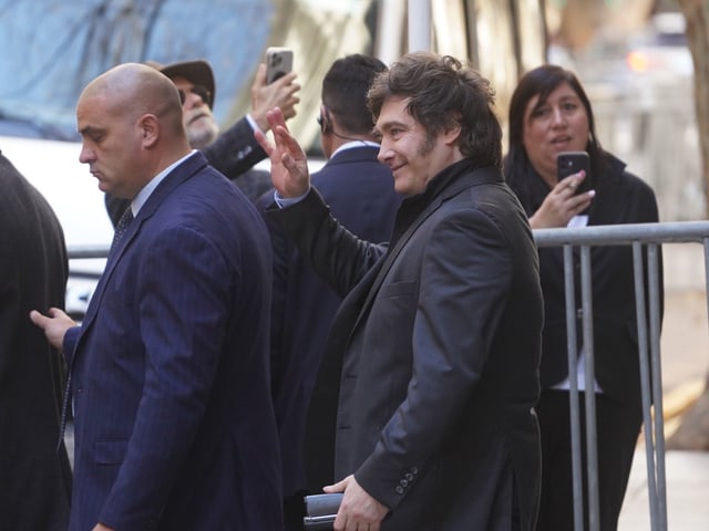 Presidente Javier Milei se retira del Encuentro Consejo Interamericano de Comercio y Producción (CICYP) en el Hotel Alvear 
Operativo seguridad 
Foto Guillermo Rodriguez Adami - FTP CLARIN GRA09137.jpg Z