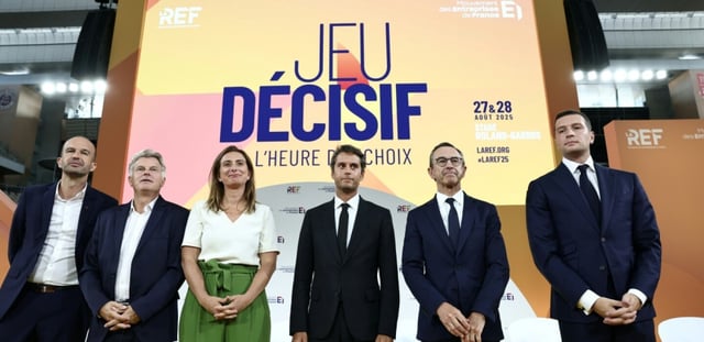 De gauche à droite : Manuel Bompard, coordinateur du parti  La France Insoumise (LFI) ; Fabien Roussel, secrétaire national du Parti communiste français (PCF) ; Marine Tondelier, secrétaire nationale du parti Les Écologistes ; Gabriel Attal, secrétaire général du parti Renaissance; le ministre français de l'Intérieur Bruno Retailleau et le président du parti Rassemblement National (RN) Jordan Bardella participent à la table ronde de clôture de la réunion des entrepreneurs français La REF 2025 au stade Roland-Garros à Paris, le 28 août 2025