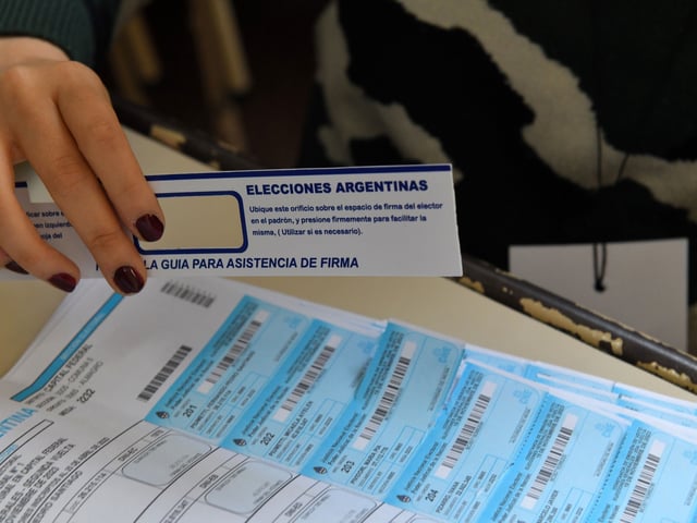 AME7940. BUENOS AIRES (ARGENTINA), 19/11/2023.- Un jurado de mesa alista los documentos para la firma de los votantes hoy, en un colegio electoral de Buenos Aires (Argentina). Los colegios electorales de Argentina abrieron a las 08.00 horas (11.00 GMT) de este domingo para la segunda vuelta de las elecciones que deberán decidir presidente y vicepresidente entre la fórmula oficialista Unión por la Patria (peronista) y la opositora de La Libertad Avanza (ultraderecha). EFE/ Enrique García Medina
