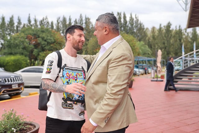 Messi tiene una gran relación con Tapia, presidente de AFA. (@tapiachiqui)