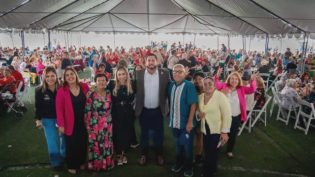 Burgueño Ruiz manifestó sentirse orgulloso de estar acompañando a las abuelas y los abuelos en la celebración realizada en la Unidad Deportiva Tijuana