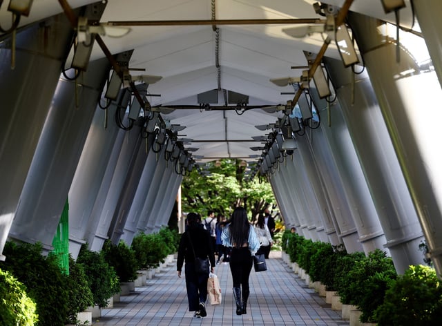 People carrying shopping bags make their way at a shopping mall in Tokyo, Japan October 21, 2022. REUTERS/Kim Kyung-Hoon/File Photo