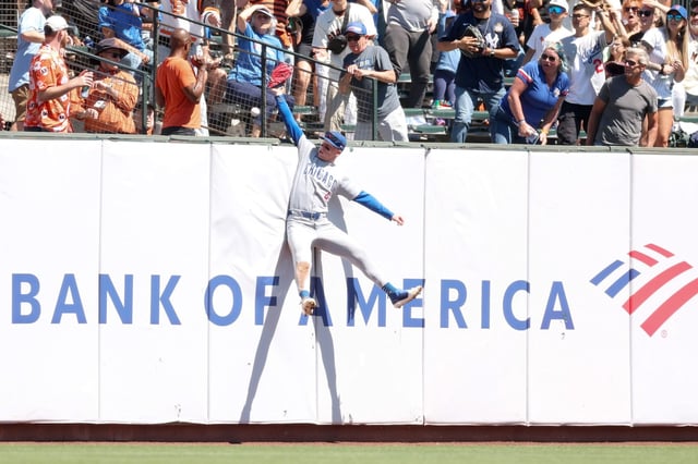Cubs center fielder Pete Crow-Armstrong leaps but cannot catch a home run hit by the Giants' Willy Adames in the sixth inning at Oracle Park on Aug. 28, 2025, in San Francisco. (Ezra Shaw/Getty Images)