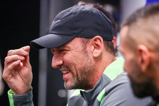 Australia coach Tony Popovic (L) is aiming to make at least the World Cup quarter-finals
