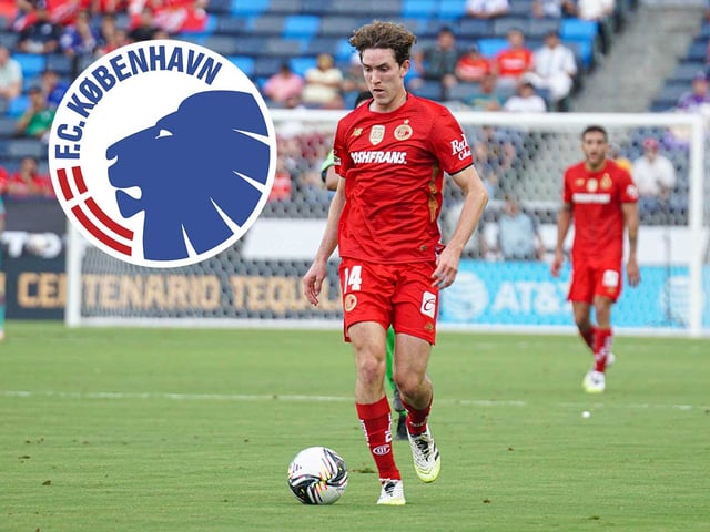 Marcel Ruiz junto al escudo del Copenhague.