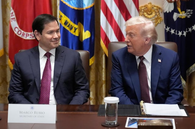 El presidente Donald Trump habla durante una reunión de su gabinete el martes 26 de agosto de 2025, en la Casa Blanca, en Washington. A la izquierda está el secretario de Estado, Marco Rubio. (AP Foto/Mark Schiefelbein)