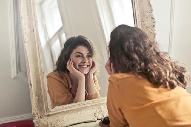 Para quienes no quieren prescindir de estos elementos decorativos, los maestros de Feng Shui ofrecen alternativas que permiten disfrutar de sus beneficios sin comprometer la energía del hogar.