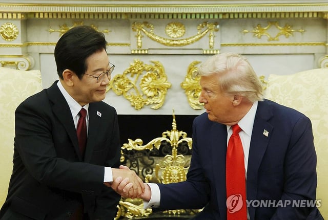 President Lee Jae Myung (L) shakes hands with U.S. President Donald Trump during their summit at the Oval Office in the White House in Washington on Aug. 26, 2025. (Yonhap)