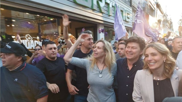 \"Alta coimera\". Le cantaban los manifestantes a Karina Milei.