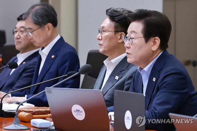 President Lee Jae Myung (R) speaks during an extraordinary Cabinet meeting at the presidential office in Seoul on Aug. 29, 2025. (Yonhap)