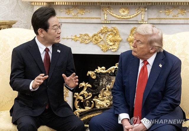President Lee Jae Myung (L) speaks during summit talks with U.S. President Donald Trump at the Oval Office in the White House, in Washington, on Aug. 26, 2025. (Yonhap) 