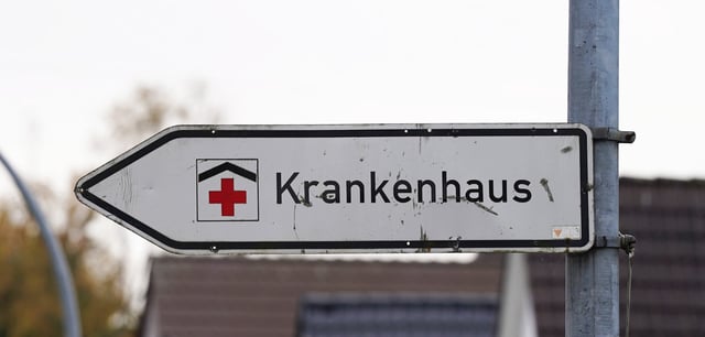 Ein Hinweisschild mit der Aufschrift „Krankenhaus“