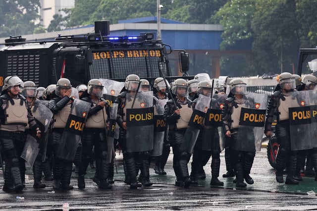 Riot police march in attempt to disperse the demonstrators, during a clash at a protest against what the demonstrators say are exorbitant allowances for Indonesian parliament members, outside Indonesian parliament buildings in Jakarta, Indonesia, August 28, 2025. REUTERS/Willy Kurniawan