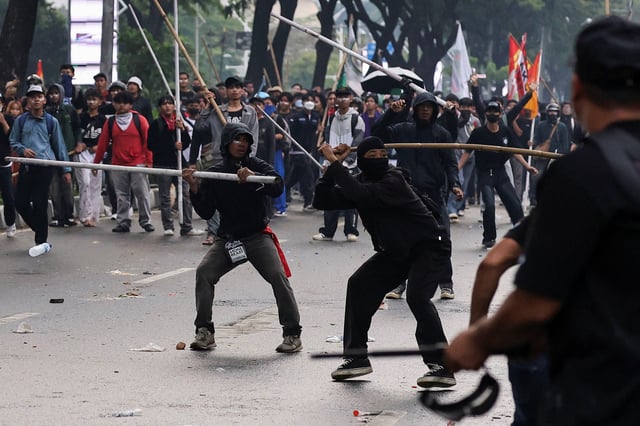Demonstrators use bamboo sticks during a clash with police officers at a protest against what they say are exorbitant allowances for Indonesian parliament members, near Indonesian parliament buildings in Jakarta, Indonesia, August 28, 2025. REUTERS/Willy Kurniawan