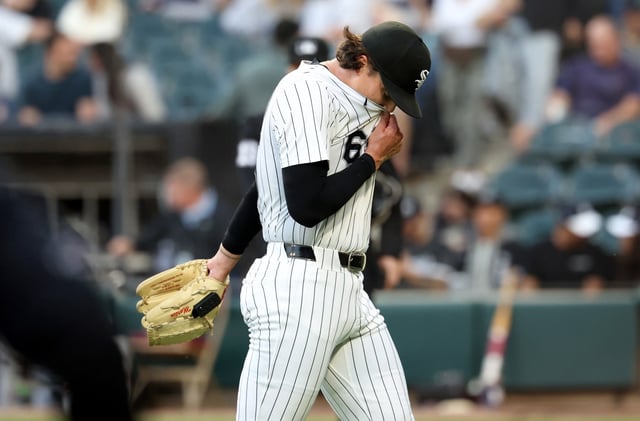 White Sox starter Davis Martin walks to the dugout after the first inning against the Yankees on Aug. 28, 2025, at Rate Field. (Chris Sweda/Chicago Tribune)