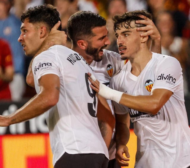Los futbolistas del Valencia CFcelebran el gol ante la Real.