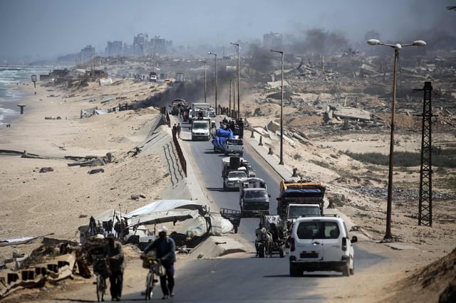 Población que se marcha de ciudad de Gaza por la presión de los bombardeos israelís.