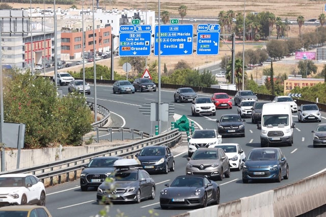 Vehículos en el acceso a Sevilla en la operación retorno.
