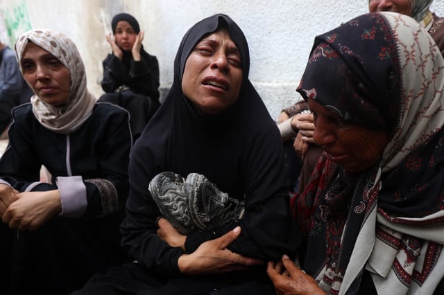 Personas transportan los cadáveres de palestinos que, según los médicos, murieron en un ataque israelí contra la ciudad de Gaza.