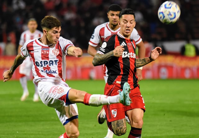 Despeja Lautaro Vargas ante la presencia de Sebastián Driussi; River eliminó a Unión, suma y sigue en la Copa Argentina, pero todavía no funciona como equipo distinguido.