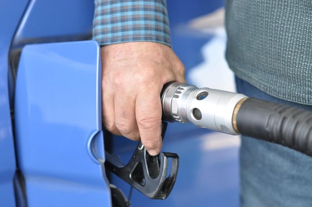 El Gobierno oficializó un aumento de impuestos a combustibles desde septiembre