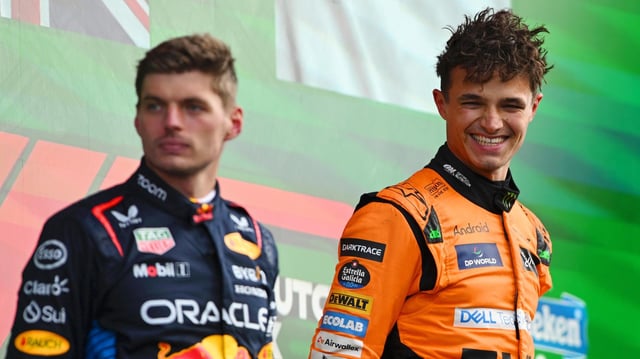 Max Verstappen (l./Archivfoto) und Lando Norris auf dem Siegerpodest in Zandvoort