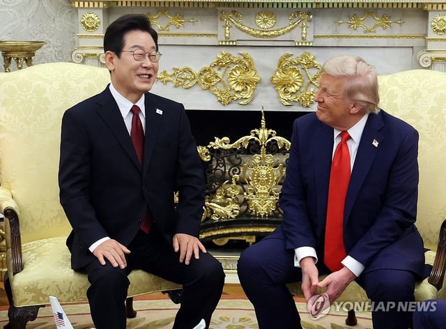 President Lee Jae Myung (L) holds talks with U.S. President Donald Trump in the Oval Office of the White House in Washington, D.C., on Aug. 25, 2025. (Yonhap)