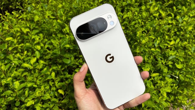 Google Pixel 10 Pro 5G mobile price in India, design, AI features, and cameras. 