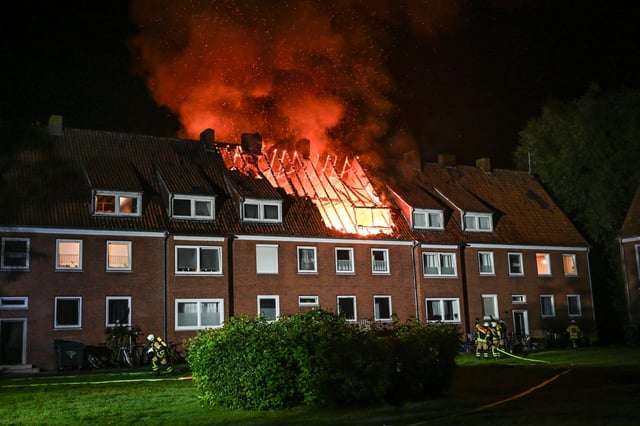 Der Brand in Leer (Ostfriesland) brach kurz nach Mitternacht aus.