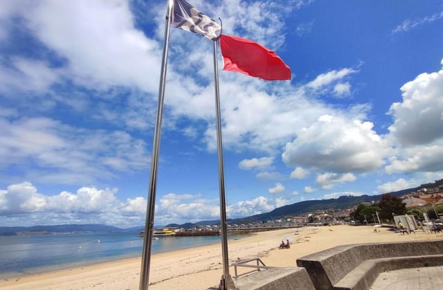 La bandera roja de prohibido el baño ondea de nuevo desde ayer en Banda do Río. |  Santos Álvarez