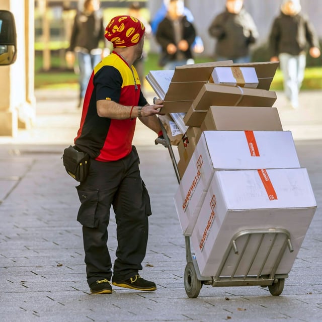 Ein DHL-Paketbote