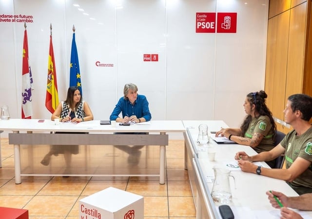 El secretario general del PSOE de Castilla y León, Carlos Martínez, se reúne con organizaciones sindicales de bomberos forestales de Castilla y León