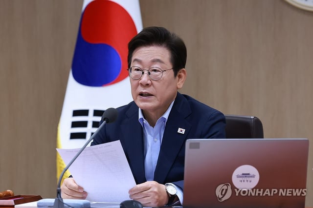 President Lee Jae Myung speaks during an extraordinary Cabinet meeting at the presidential office in Seoul on Aug. 29, 2025. (Yonhap) 