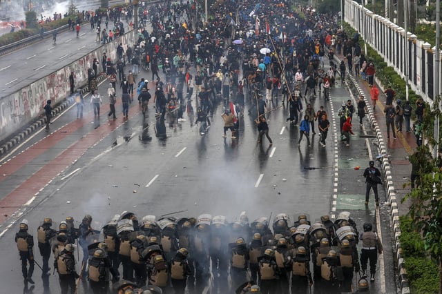 Un manifestante muerto y unos 600 detenidos durante protestas violentas en Indonesia