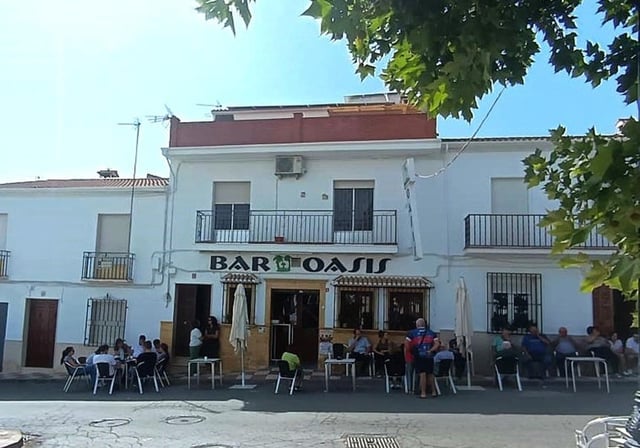 Familiares y amigos del hostelero asesinado, en el bar del que era dueño horas después de conocers el crimen