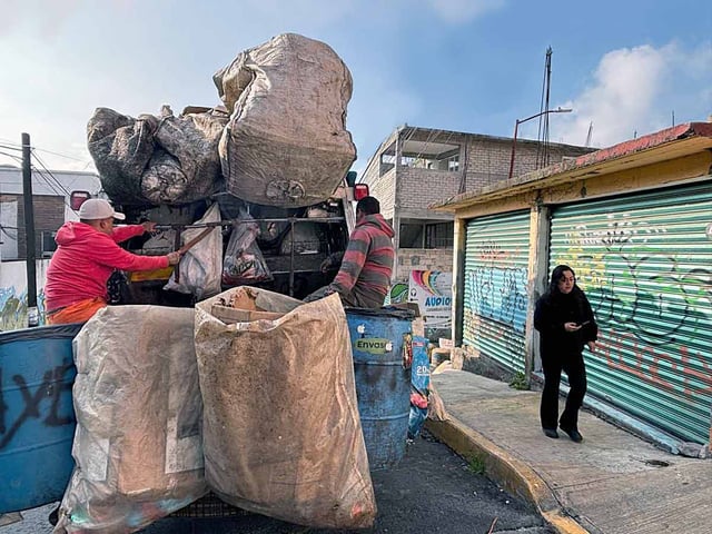 Trabajadores de la CDMX recolectando basura.