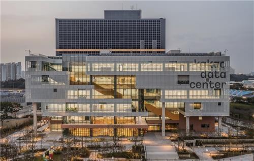 This undated file photo provided by Kakako Corp. shows the company's data center in Ansan, southwest of Seoul. (PHOTO NOT FOR SALE) (Yonhap)