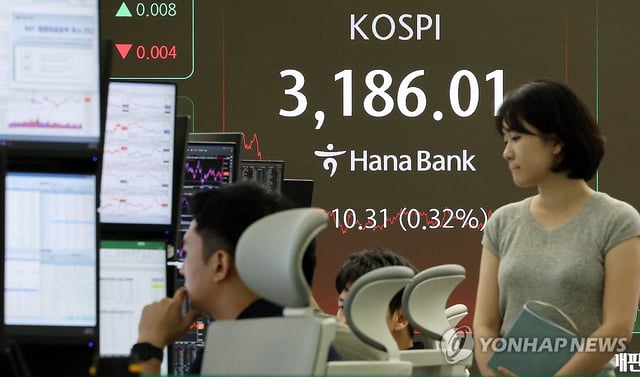 The benchmark Korea Composite Stock Price Index (KOSPI) is displayed on a screen inside the dealing room in Hana Bank in central Seoul on Aug. 29, 2025. (Yonhap)