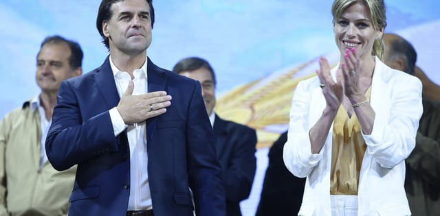 (191125) -- MONTEVIDEO, 25 noviembre, 2019 (Xinhua) -- Imagen del 24 de noviembre de 2019 del candidato a presidente por el Partido Nacional, Luis Lacalle Pou (i), reaccionando junto a su esposa, Lorena Ponce de León (d), al conocerse los resultados de las elecciones presidenciales de segunda vuelta, en Montevideo, capital de Uruguay. Luis Lacalle Pou, ganó el balotaje del domingo en Uruguay con un respaldo del 48,7 por ciento frente al oficialista Daniel Martínez que tuvo un 47,5 por ciento, escrutados la madrugada del lunes el 100 por ciento de los circuitos de votación, aunque resta escrutar los votos observados (1,3 por ciento del total). (Xinhua/Nicolás Celaya) (nc) (rtg) (ah)