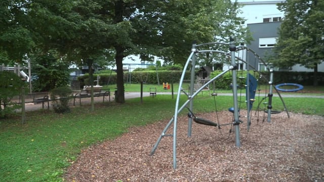 Leiche lag wochenlang in einem Koffer im Bachlauf nahe einem Kinderspielplatz