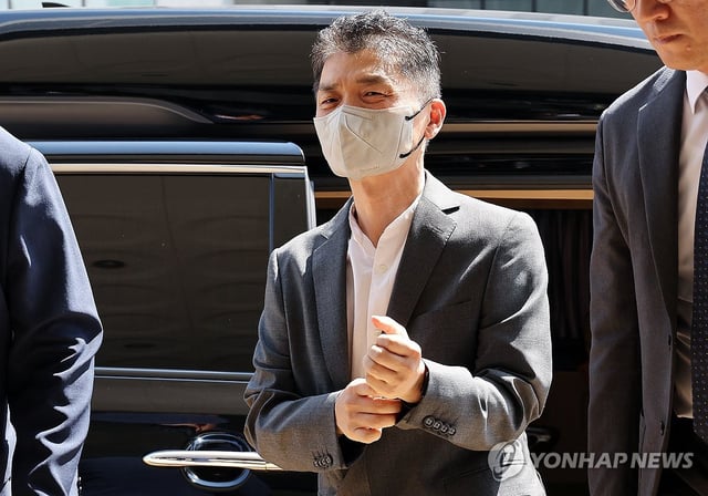 Kim Beom-su, founder of tech giant Kakao Corp., arrives at the Seoul Southern District Court in the capital on Aug. 29, 2025, to attend the final trial of his stock manipulation trial. (Yonhap)