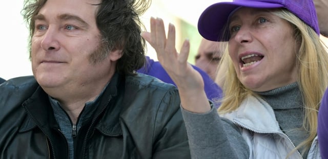 Le président argentin Javier Milei et sa sœur Karina Milei, le 27 août 2025, lors d'un rassemblement de campagne électorale à Lomas de Zamora, près de Buenos Aires, où ils ont été la cible de projectiles