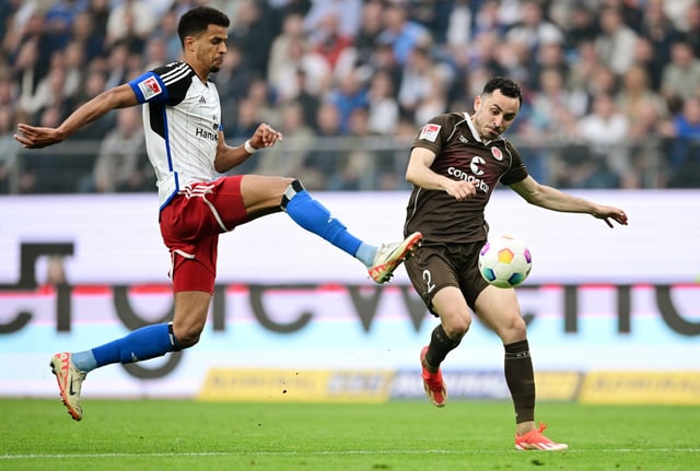 Robert Glatzel (l./gegen St. Paulis Manolis Saliakas) ​​​​​​​traf beim letzten Stadtderby im Mai 2024 zum 1:0-Sieg.