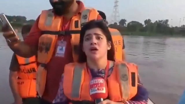'Hamare Liye Dua Karein Guys': Pakistani Reporter's 'Candid' Flood Coverage Grabs Internet's Attention | WATCH