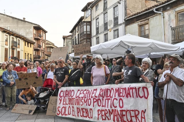 Concentración en Cervera de Pisuerga contra la gestión de los incendios en Castilla y León.