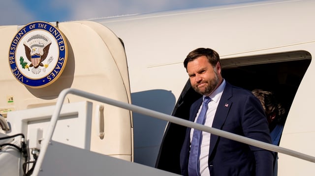 Vizepräsident JD Vance kommt am Donnerstag, den 28. August 2025, nach einer Reise nach Wisconsin mit der Air Force Two auf der Joint Base Andrews, Maryland an. 