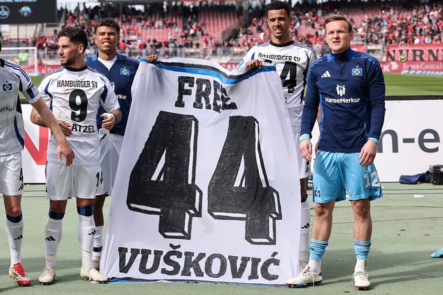 Beim Spiel in Nürnberg demonstrierten die HSV-Spieler in der vergangenen Saison Solidarität mit dem gesperrten Mario Vuskovic