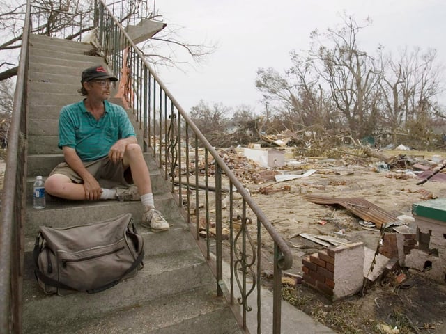 La escalera de la casa de Richard Johnson fue lo único que quedó en Biloxi, Misisipi, un 29 de agosto de 2005. Foto: EFE.