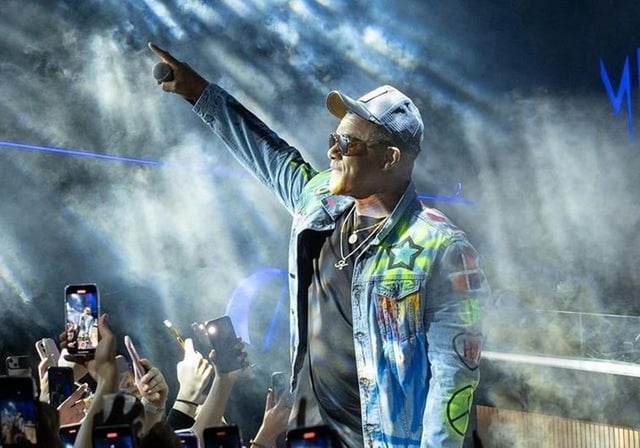 El artista Henry Mendez en uno de sus conciertos