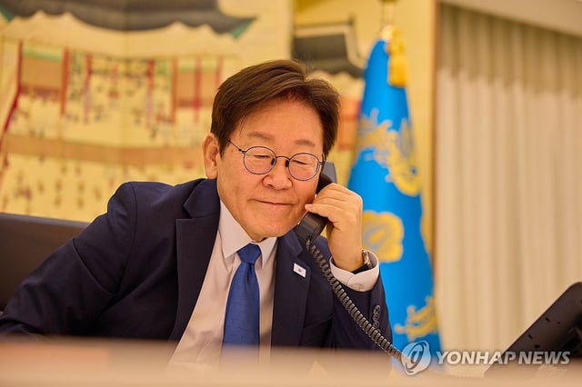This file photo, provided by the presidential office, shows President Lee Jae Myung speaking by phone at his office in Seoul. (PHOTO NOT FOR SALE) (Yonhap)